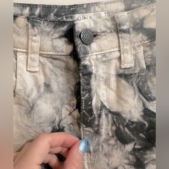 Tie-Dye Frayed Hem - Picture 4 of 7